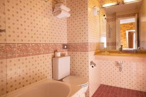 巴黎克莱门特酒店的浴室配有白色卫生间和盥洗盆。