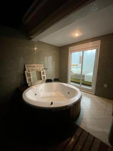 圣劳伦斯海滨Cobertura Ilha da Madeira的带窗户的浴室设有大浴缸