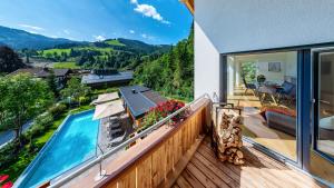 上柯尼希山麓米尔巴赫Luxusapartment Müllerhaus的木甲板上设有游泳池的房子