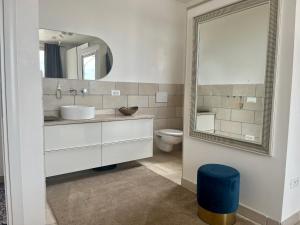 圣维托诺曼Casa Eva的一间带水槽和镜子的浴室