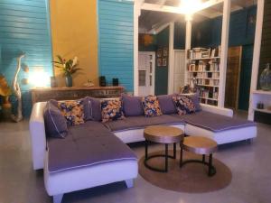 圣吕斯Villa Cocon Bleu , plage à pied !的客厅配有沙发和桌子