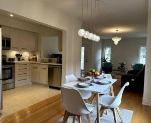 沃恩Beautiful townhouse.的厨房以及带白色桌椅的起居室。
