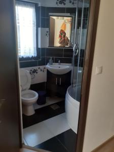 BrebCasa Bozai的浴室配有卫生间、盥洗盆和浴缸。