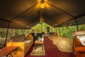 维勒珀图Mahoora - Wilpattu by Eco Team的一个带沙发和桌子的大型帐篷