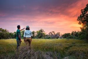 维勒珀图Mahoora - Wilpattu by Eco Team的日落时站在田野上的男女