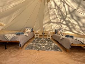 HiiumaaSambla majutus的帐篷配有两张床和一张桌子