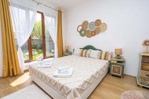 卡瓦尔纳Guests house Provence的一间卧室设有一张床和一个大窗户