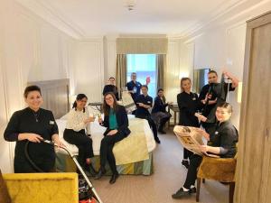 伦敦阿斯特法院酒店的一群人坐在酒店房间