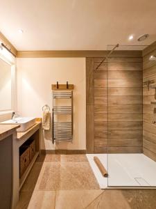 赛伦塞斯特Luxury Lodge @ Ewen Barn - private 5* retreat的一间带玻璃淋浴和水槽的浴室