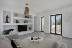 纳克索乔拉STONE VILLA NAXOS的带沙发和电视的白色客厅