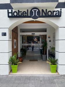 罗列特海岸诺莱酒店的拥有盆栽植物的酒店门户的入口