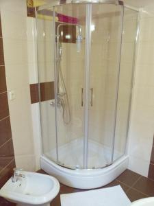 斯普利特Lavender cozy & lovely 17的带淋浴、卫生间和盥洗盆的浴室
