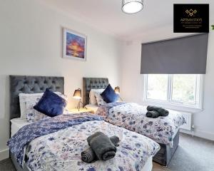 滨海绍森德Deluxe Apartment in Southend-On-Sea by Artisan Stays I Free Parking I Weekly or Monthly Stay Offer I Sleeps 5的一间卧室设有两张床,里面饲养着动物。