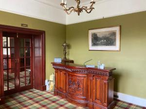 达尔马利Glenorchy Lodge-Rooms Only的一间设有木柜的房间,墙上挂着一张照片