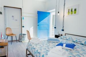CrosiaCi Thorno Hotel的一间卧室配有一张床和一个蓝色的门