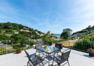 Saint MartinVilla 49 Millendreath Beach Resort的海景阳台上的桌椅