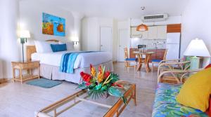 LowlandsRoyal Islander Club Resort La Plage的酒店客房设有床和客厅。