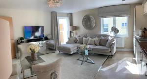 卡迪夫Cardiff luxury apartments的客厅配有沙发和桌子