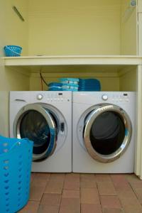 棕榈滩Endless Summer的洗衣房内的洗衣机和烘干机