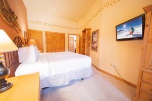 基斯通Arapahoe Lodge 8105的一间卧室配有两张床和一台平面电视