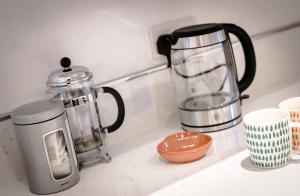 哈罗盖特King’s Road Apartments的厨房柜台配有搅拌机和咖啡壶