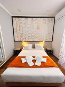 里斯本佩绍诺瓦戈雅酒店的一间卧室配有一张床,上面有两条毛巾