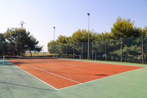 托雷桑塔萨宾娜Calanca Apulian Residence的网球场,上面有网