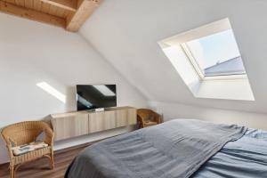 BaddeckenstedtWohnung in Baddeckenstedt mit Balkon & Aussicht的一间卧室设有一张床和一个大窗户