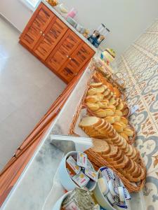 帕拉蒂Pousada Aquino Mar的一张桌子,上面有面包和其他食物