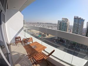 迪拜Super Studio in Dubai的大楼内的阳台配有两把椅子和一张桌子