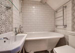 雷文斯卡2 Browcote Cottage的带浴缸、盥洗盆和卫生间的浴室