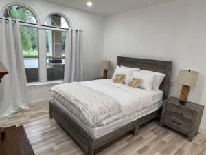 奥兰多1st floor apt 3 bed/ 2 bath in downtown orlando的一间卧室设有一张床和一个大窗户