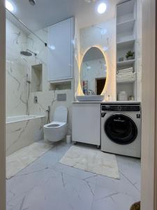 杜尚别Almira的一间带洗衣机和卫生间的浴室