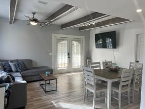 奥兰多1st floor apt 3 bed/ 2 bath in downtown orlando的客厅配有桌子和沙发