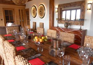 LloLa Masia Del Taulat Chambres d´Hôtes的用餐室配有桌椅和水果