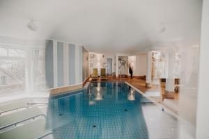 黑灵斯多夫Villa Usedom的一座铺有蓝色瓷砖地板的大型游泳池