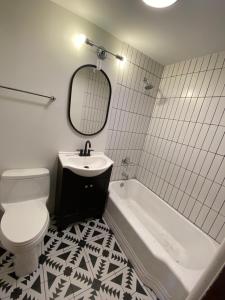 南福克云杉旅馆的浴室配有卫生间、盥洗盆和浴缸。