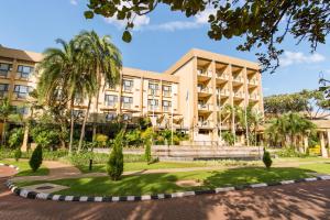 基加利基加利塞雷纳酒店 的一座棕榈树建筑