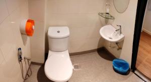新山MILAN HOTEL的一间带卫生间和水槽的浴室