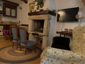 利维松多里[Free Parking] - Casa in Montagna的客厅设有石制壁炉和电视
