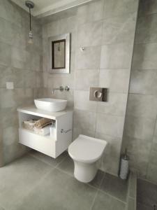 利加里亚Chatzidakis Apartment/Inspiration harmony的浴室配有白色卫生间和盥洗盆。