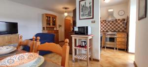 卡瓦莱塞Ai Grisi的一间带桌子的客厅和一间厨房