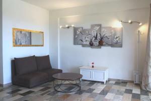 陶尔米纳Don Vittorio Country Village的客厅配有沙发和桌子