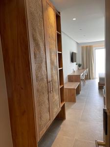 卡尔扎迈纳SunBeam的一间设有木柜的房间和一间客厅