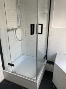 加格瑙Ferienwohnung Habitat的浴室里设有玻璃门淋浴
