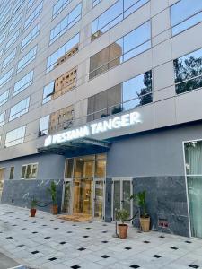 丹吉尔Pestana Tanger - City Center Hotel Suites & Apartments的前面有标志的建筑