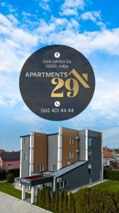 InđijaApartments 29的建筑前面的一个标牌,上面写着公寓