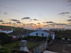 PilarCasa Pavão的日落时从房子屋顶上欣赏美景
