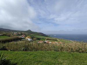 PilarCasa Pavão的山丘上的村庄,以海洋为背景