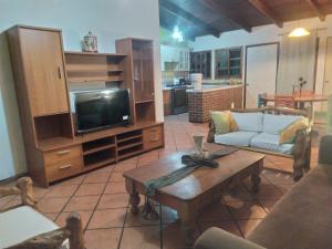 Santa Cruz VerapazCasa de Campo 4 habitaciones Ideal 12 personas的带沙发、电视和桌子的客厅